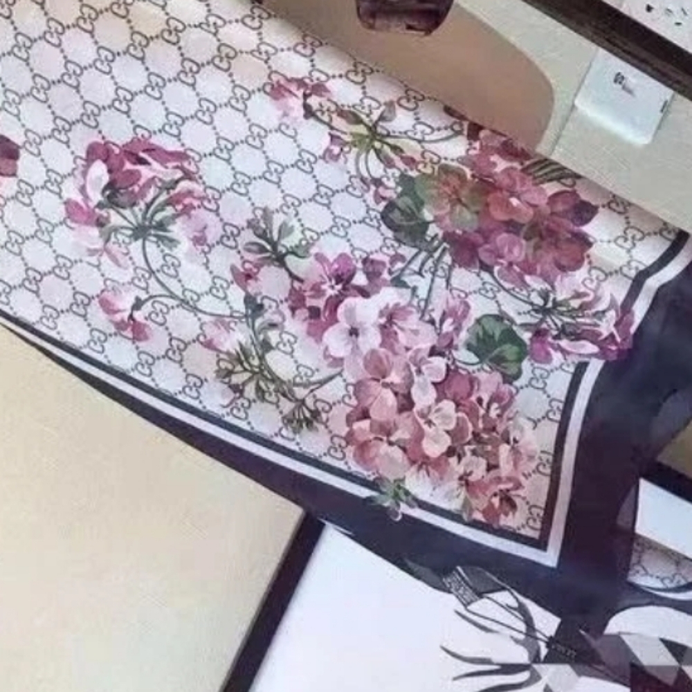 Bnwt LAST ONE!! Authentic Gucci Printed Flora Silk Twill Carré Scarf Wrap - Picture 3 of 3